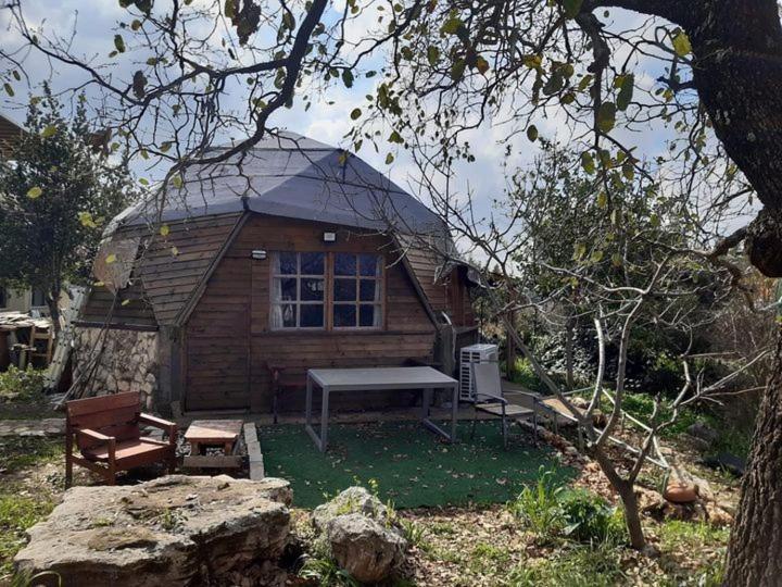 בקתת עץ בחורש במנות - דום גיאודזי - Wooden Cabin In Manot Exterior photo