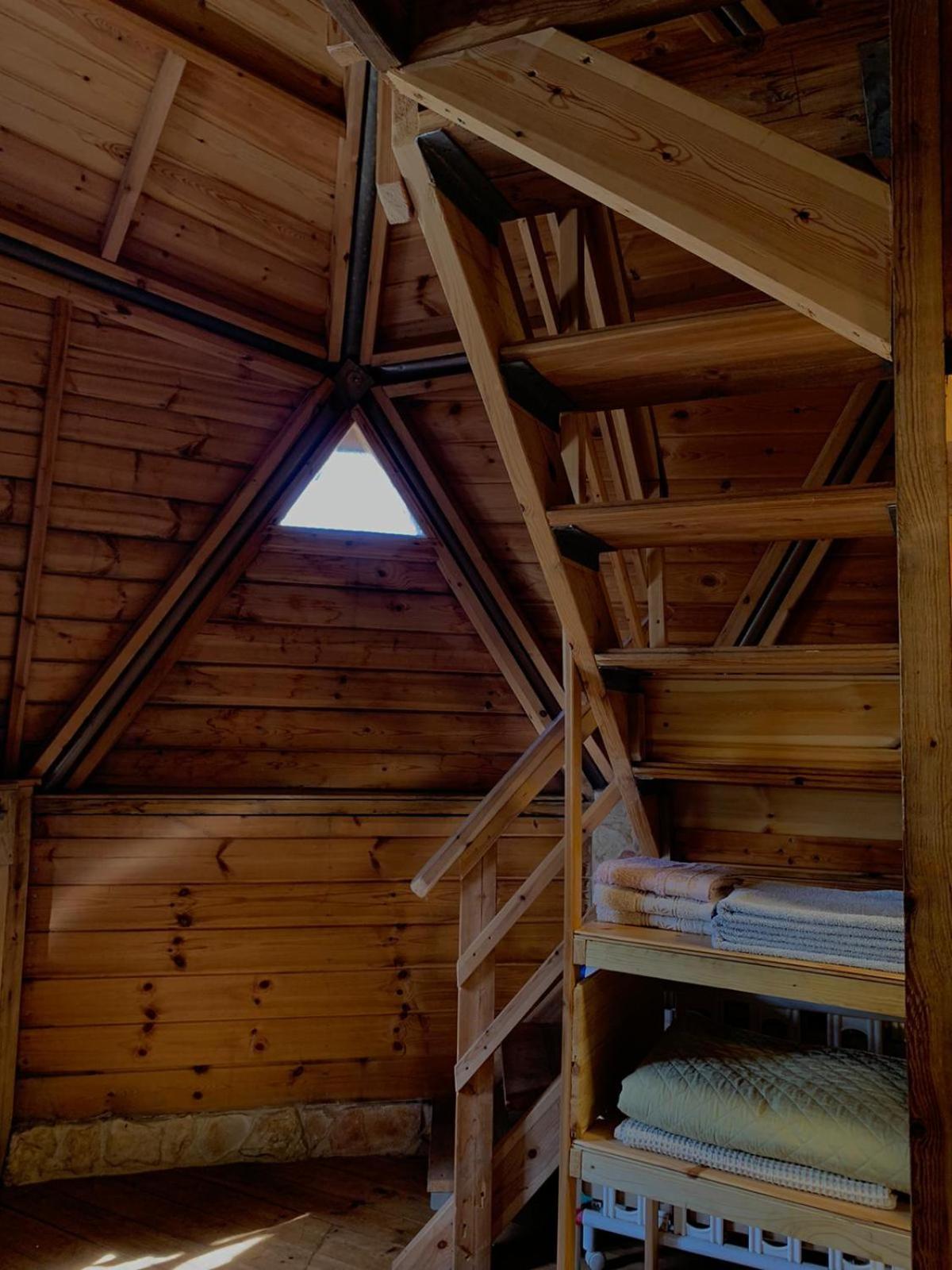 בקתת עץ בחורש במנות - דום גיאודזי - Wooden Cabin In Manot Exterior photo