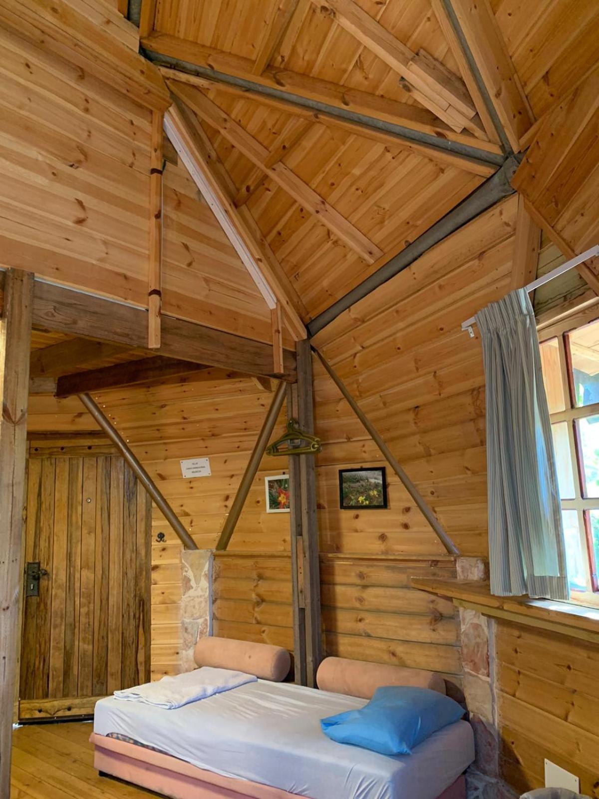 בקתת עץ בחורש במנות - דום גיאודזי - Wooden Cabin In Manot Exterior photo